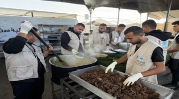 الحملة الأردنية توزع وجبات أرز ولحم للنازحين في مواصي خان يونس